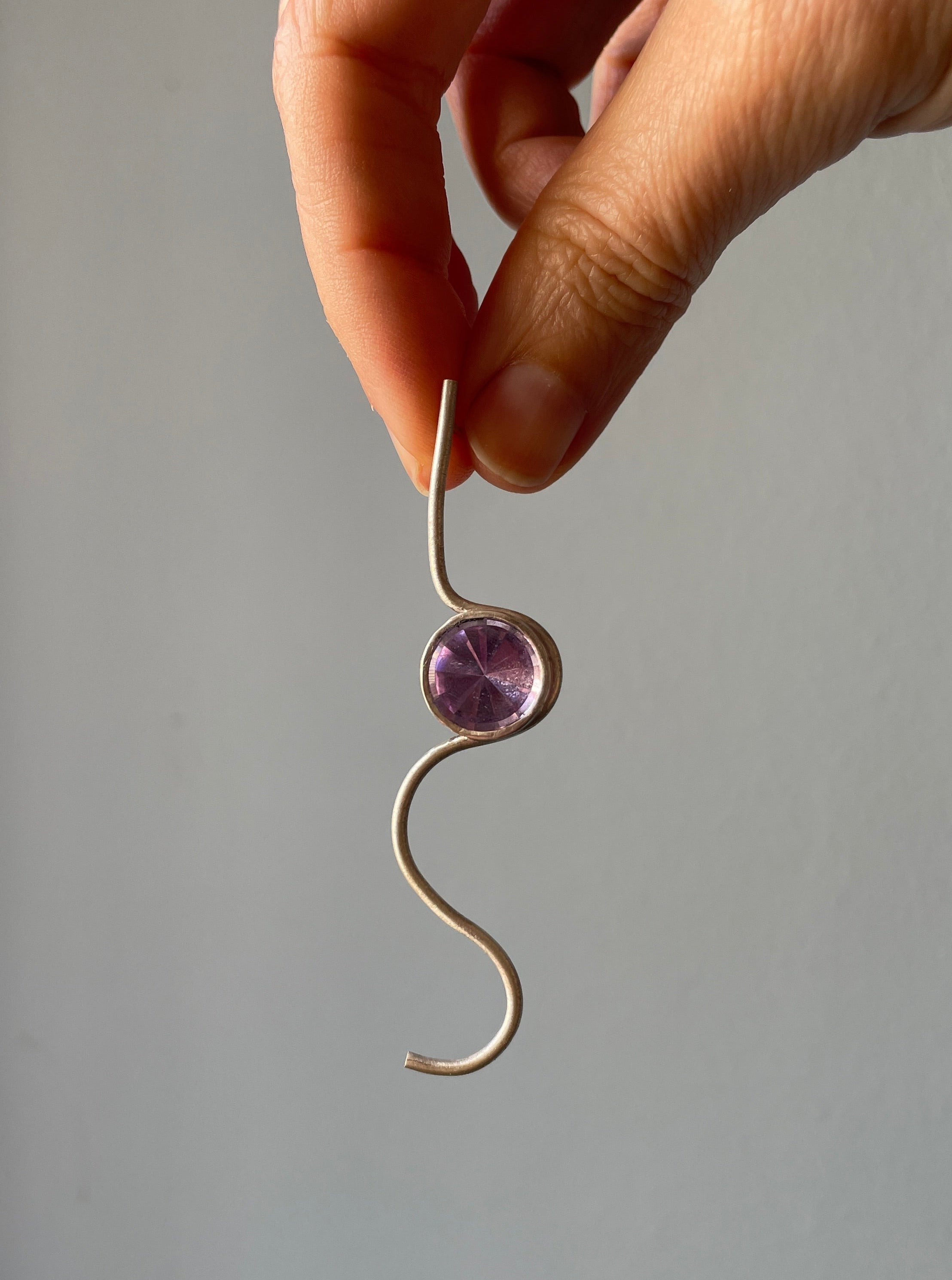 Brinco Rastros 4 ametista