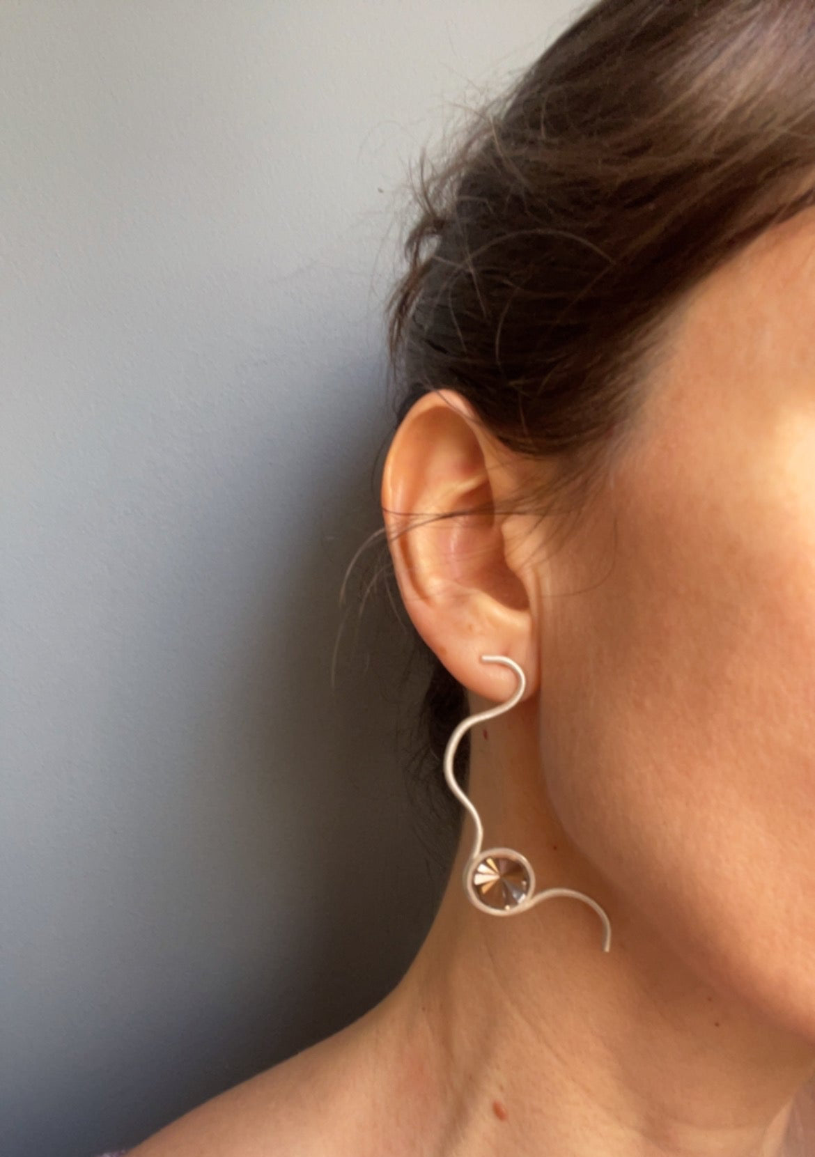 Brinco Rastros 2 quartzo fumê