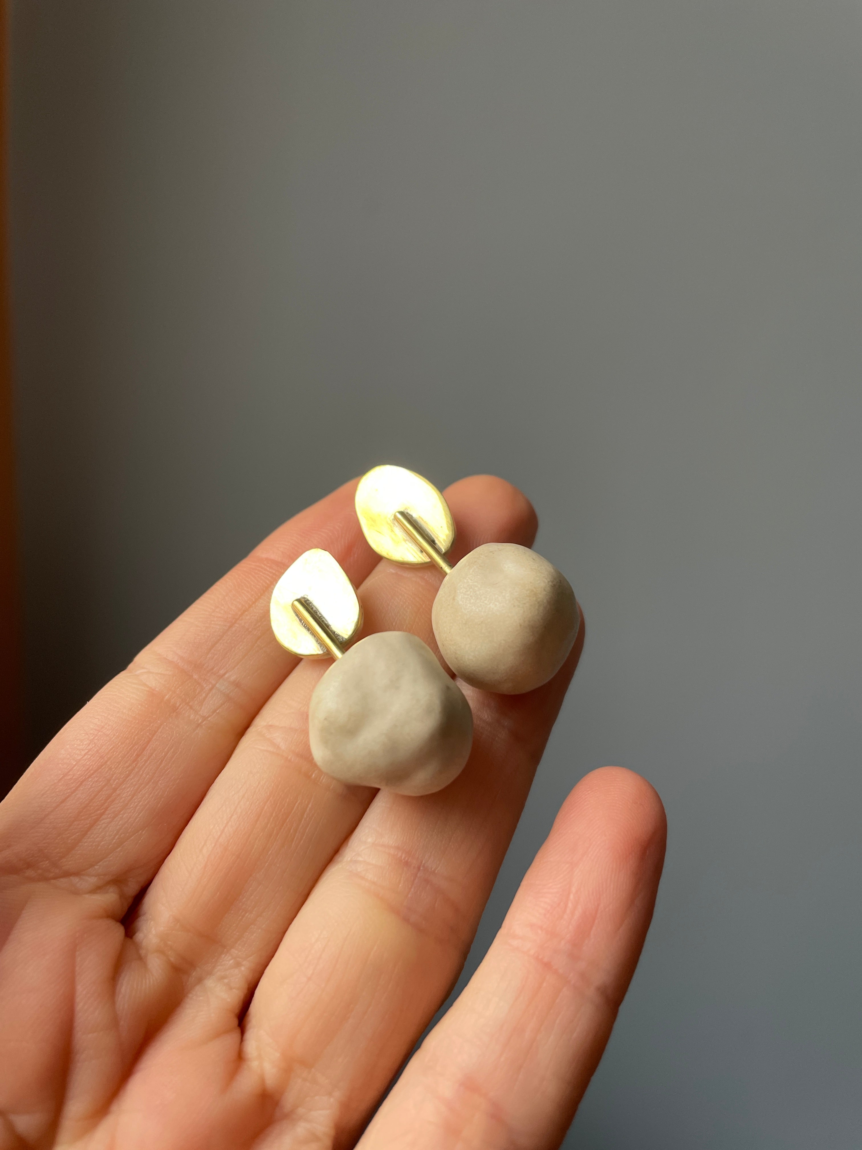 Brinco broche fruta porcelana