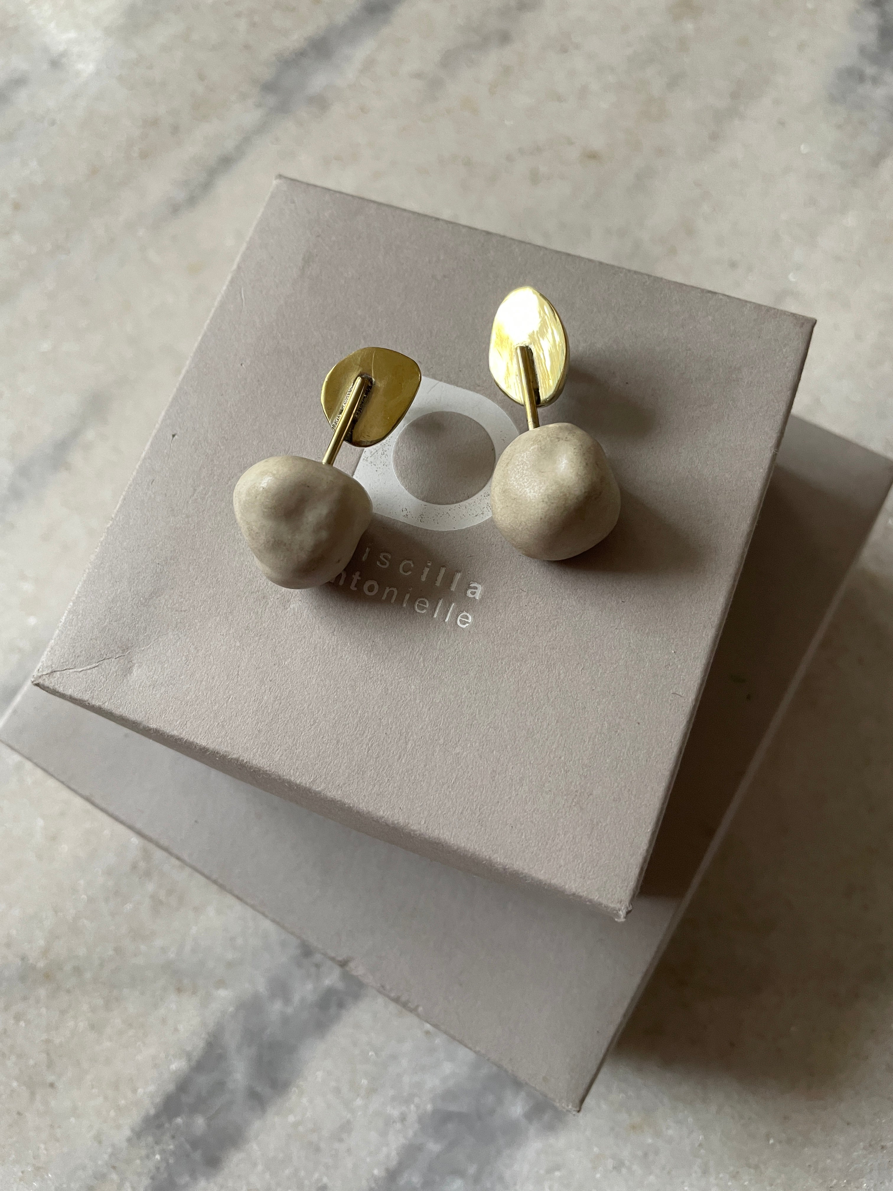 Brinco broche fruta porcelana