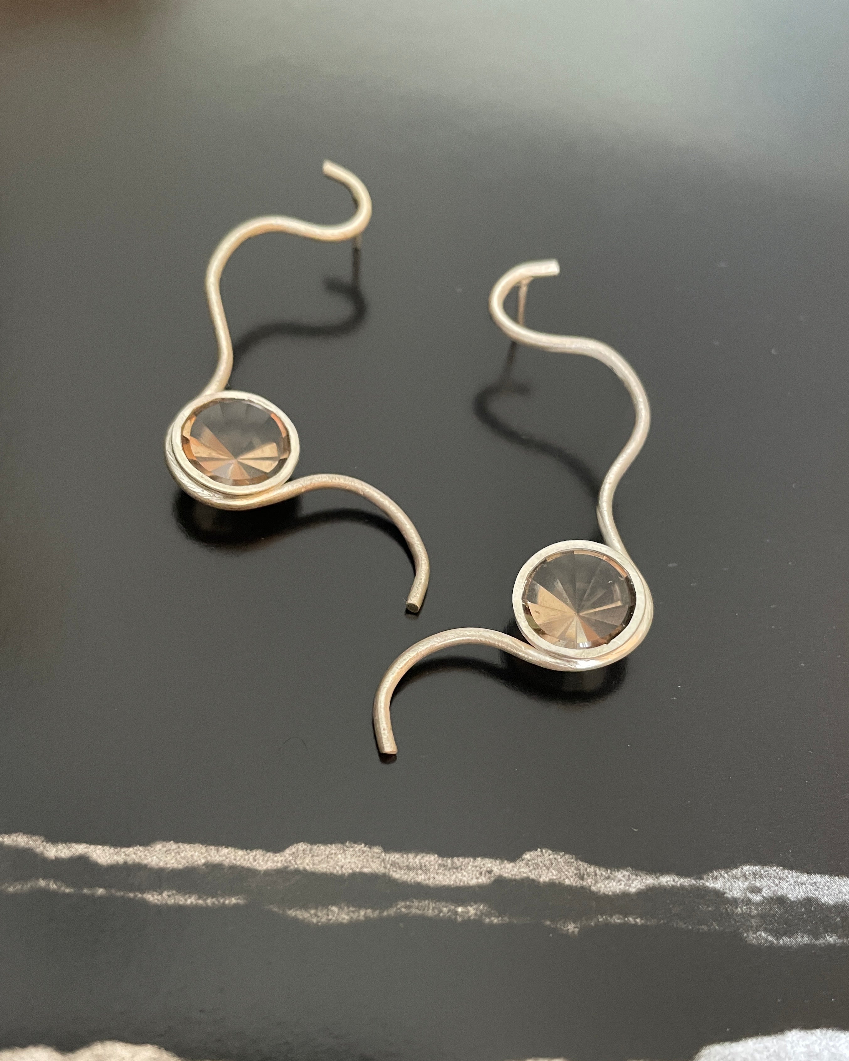 Brinco Rastros 2 quartzo fumê