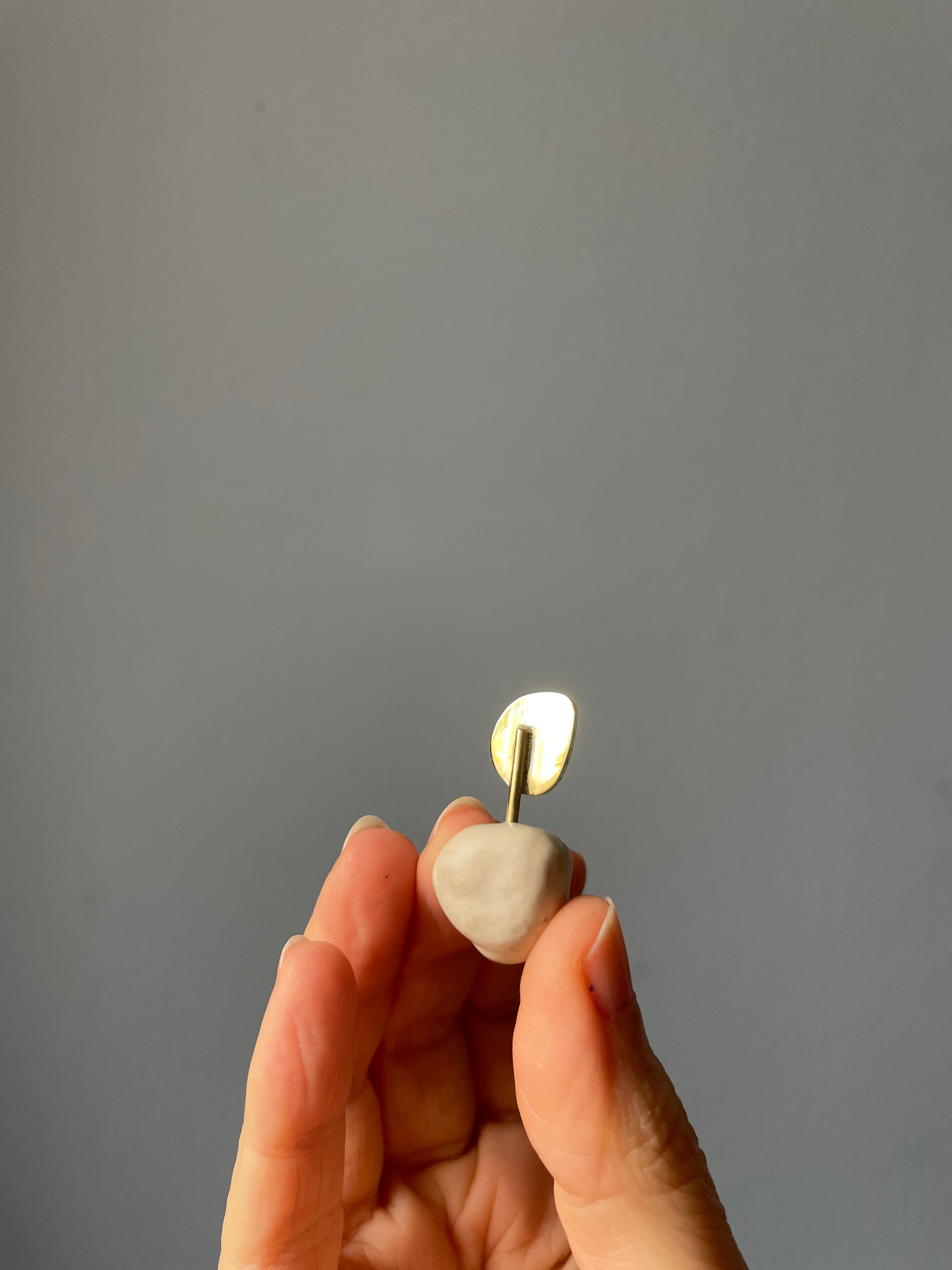 Brinco broche fruta porcelana