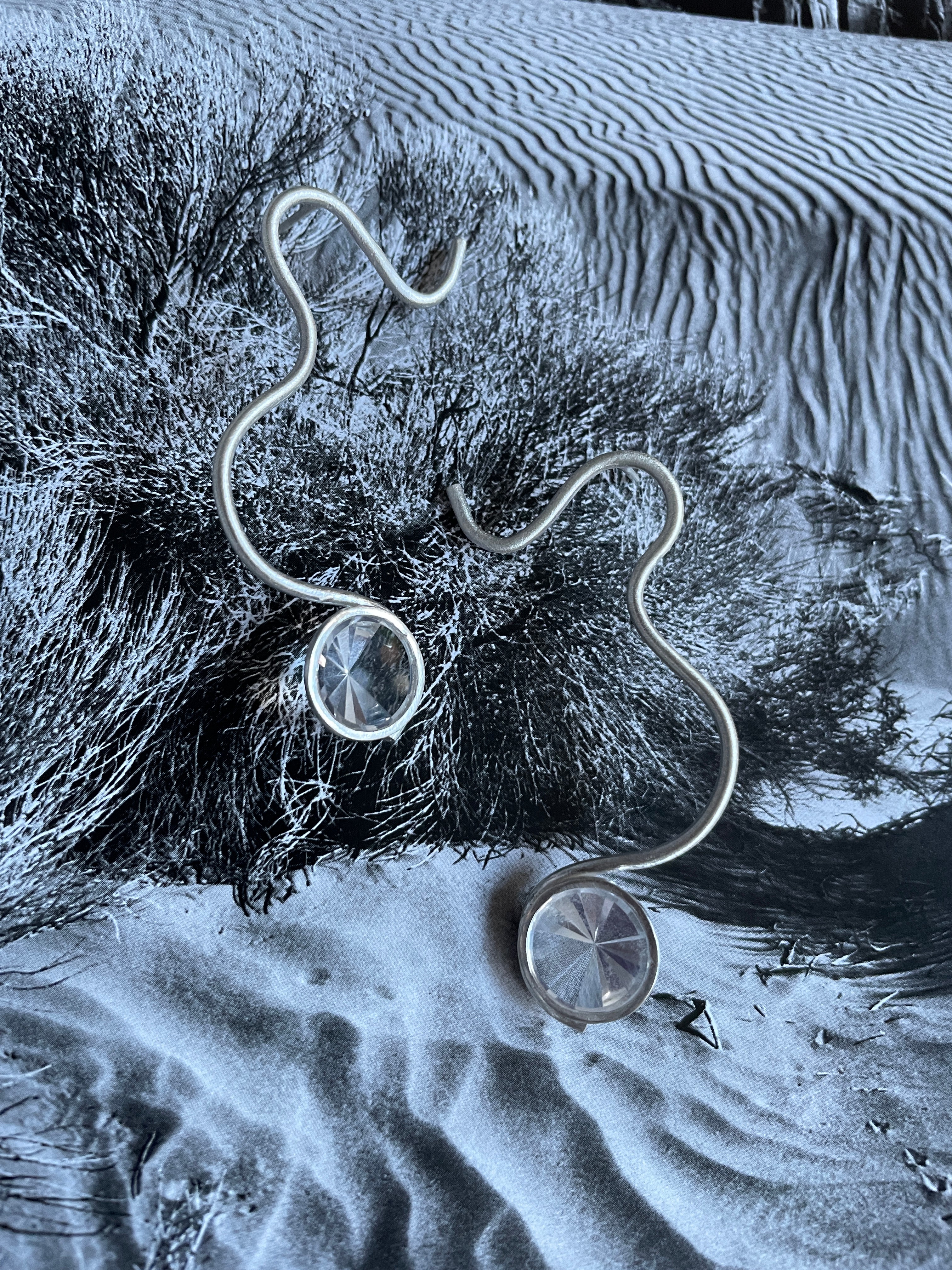 Brinco Rastros 1 quartzo branco