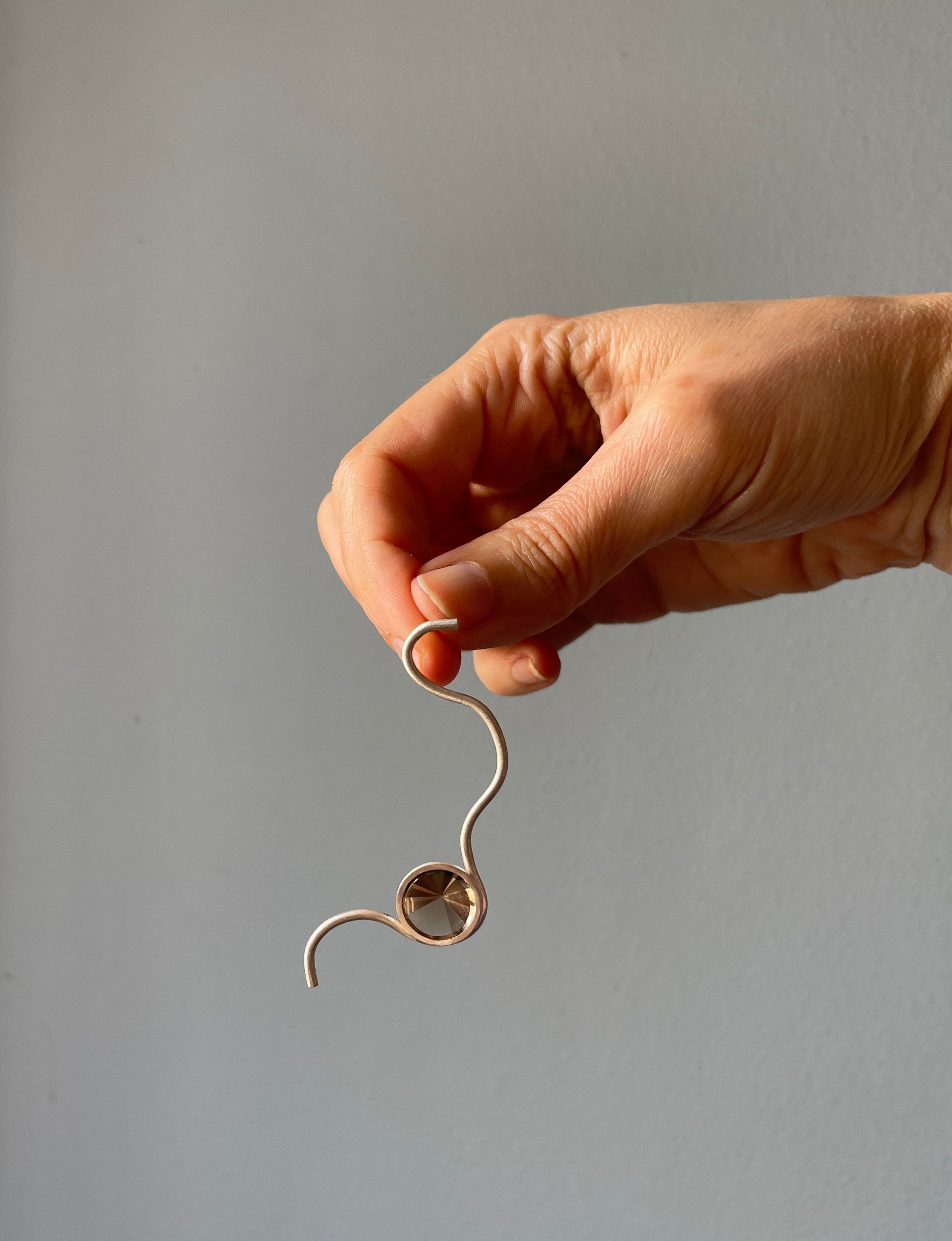 Brinco Rastros 2 quartzo fumê